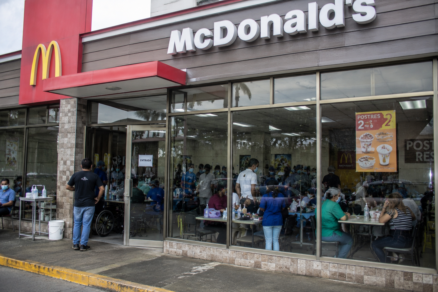 Personal médico atiende a pacientes dentro de un McDonald's transformado en hospital temporal tras los terremotos ocurridos en Venezuela.