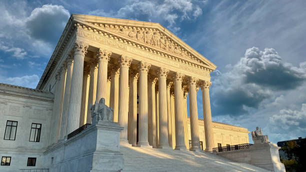 Amy Coney Barrett y Elena Kagan comparecen ante un comité del Congreso de Estados Unidos durante una audiencia sobre seguridad judicial.
