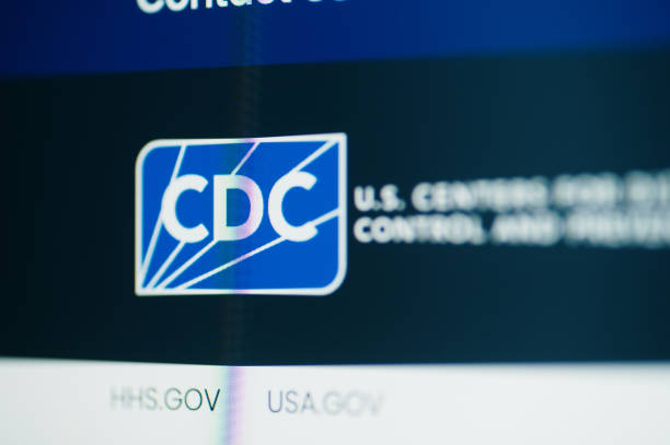 Científicos analizando muestras de alimentos y laboratorio durante la investigación de un brote de ciclosporiasis en Estados Unidos.