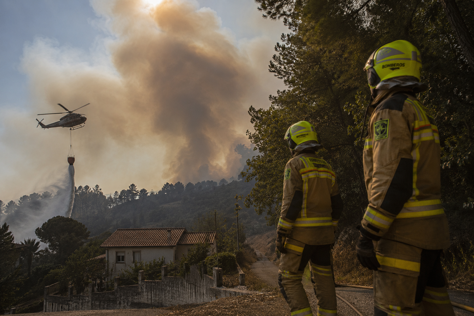 Paisaje europeo afectado por altas temperaturas con servicios de emergencia monitoreando las condiciones de calor extremo.