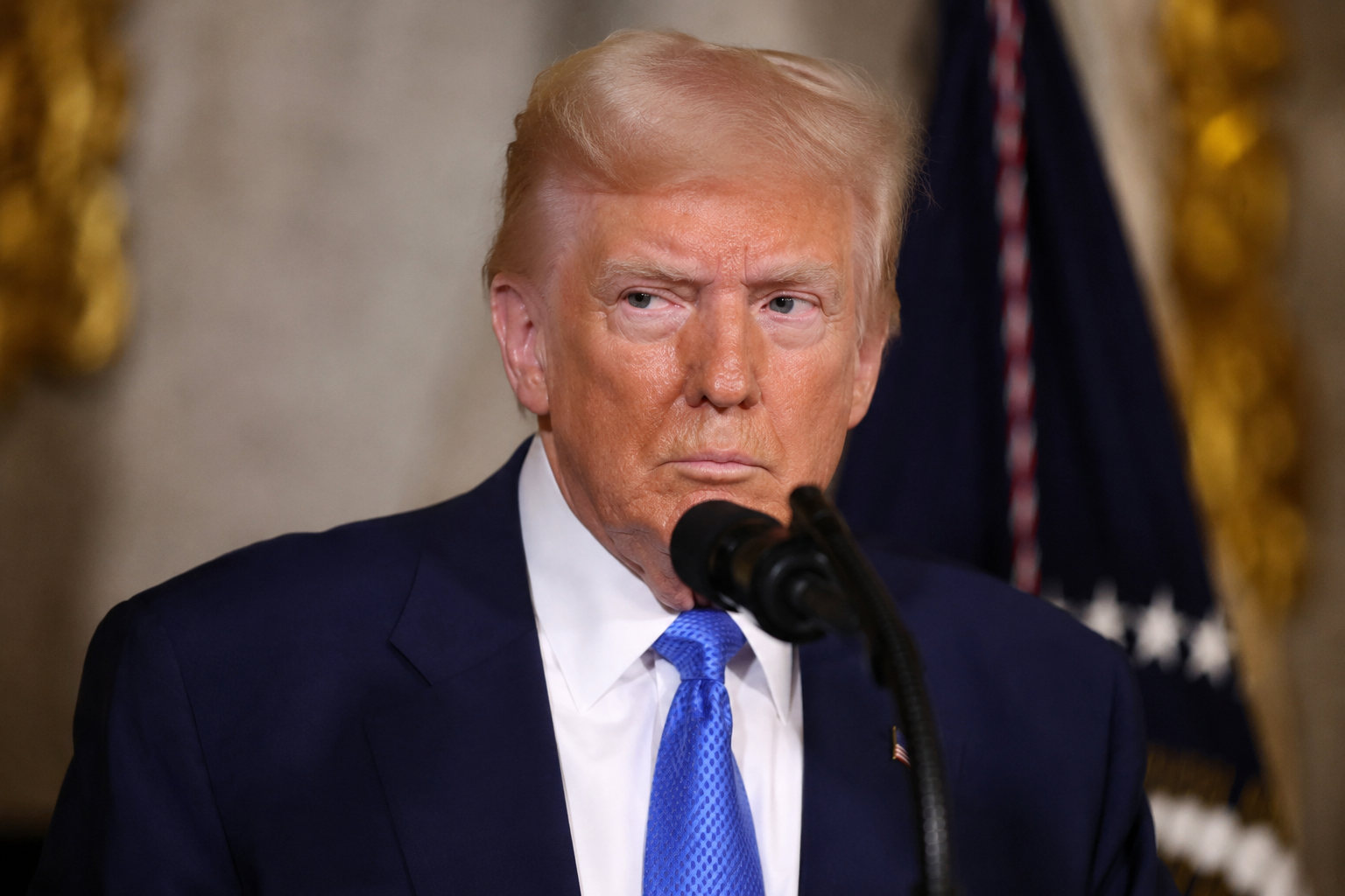 Humo de incendios forestales sobre una ciudad de Norteamérica mientras Donald Trump propone nuevos aranceles a Canadá.